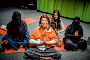 Britt-Marie får Rinkebys tjejer att yoga