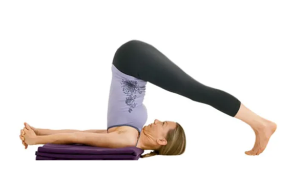 yogapositionen plogen utförd av en yogis